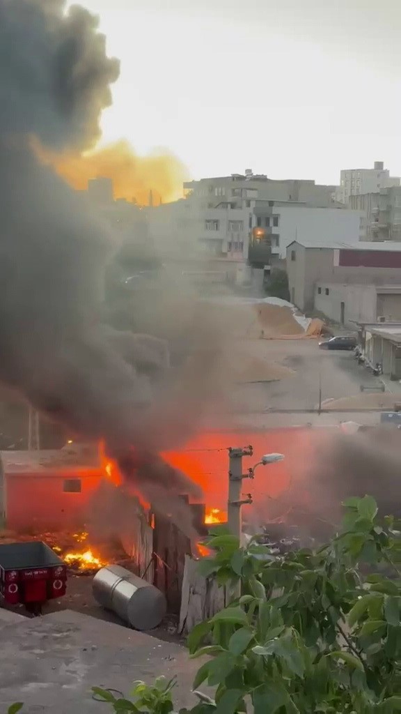 Adıyaman’ın Kahta ilçesinde hurdacıda çıkan yangın korkuttu.