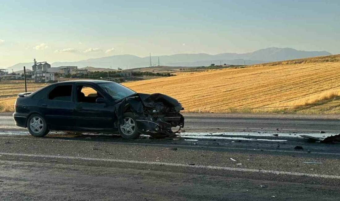 Adıyaman'da iki otomobilin çarpışması sonucu 4 kişi yaralandı. Olay yerine