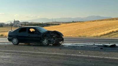 Adıyaman'da iki otomobilin çarpışması sonucu 4 kişi yaralandı. Olay yerine
