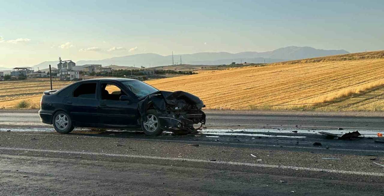 Adıyaman'da iki otomobilin çarpışması sonucu 4 kişi yaralandı. Olay yerine