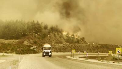 Muğla’nın Seydikemer ilçesinde çıkan orman yangını söndürme çalışmaları havadan ve