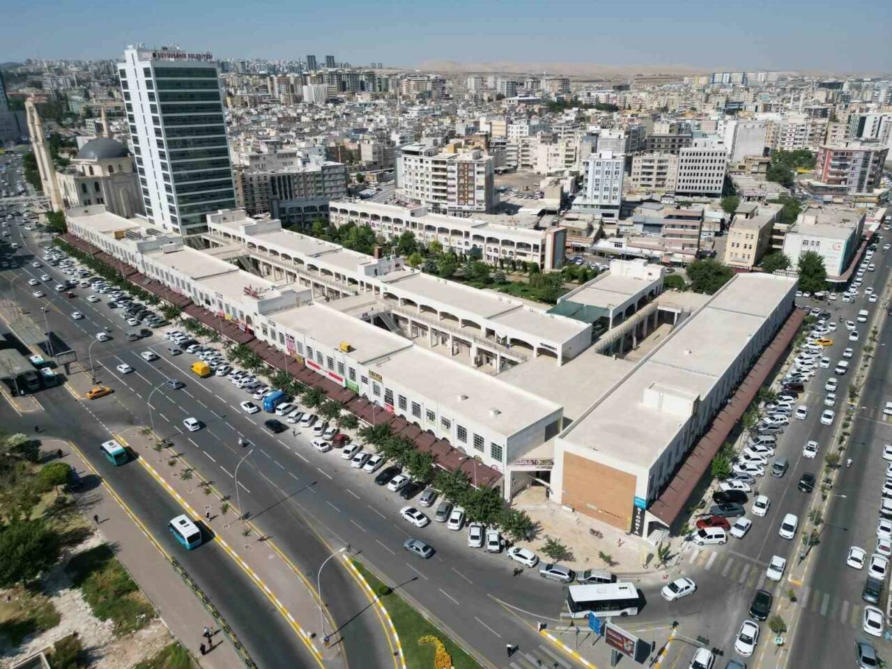 Şanlıurfa Büyükşehir Belediyesi, kent estetiğini güçlendirmek ve vatandaşların yaşam konforunu