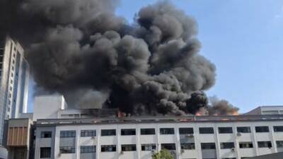 Gaziantep’te 5 katlı Halı Sarayı İş Merkezi’nin çatı kısmında çıkan