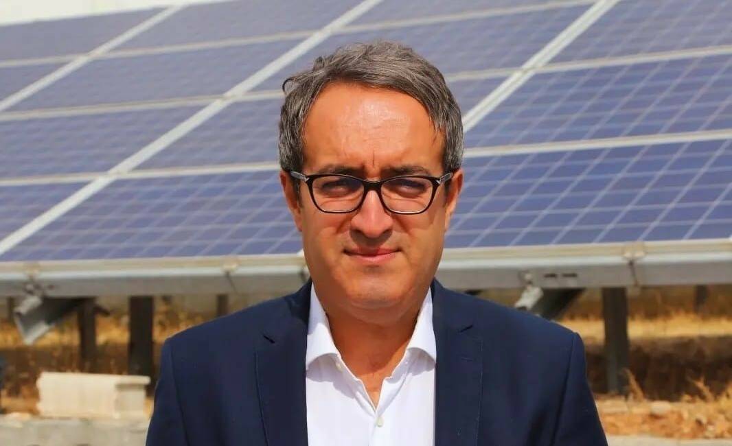 İzinsiz çatı GES yatırımlarına ağır yaptırım uyarısı Güneydoğu Enerji Araştırmaları Derneği (GEADER) Genel Başkanı Ömer Çelebi, dağıtım