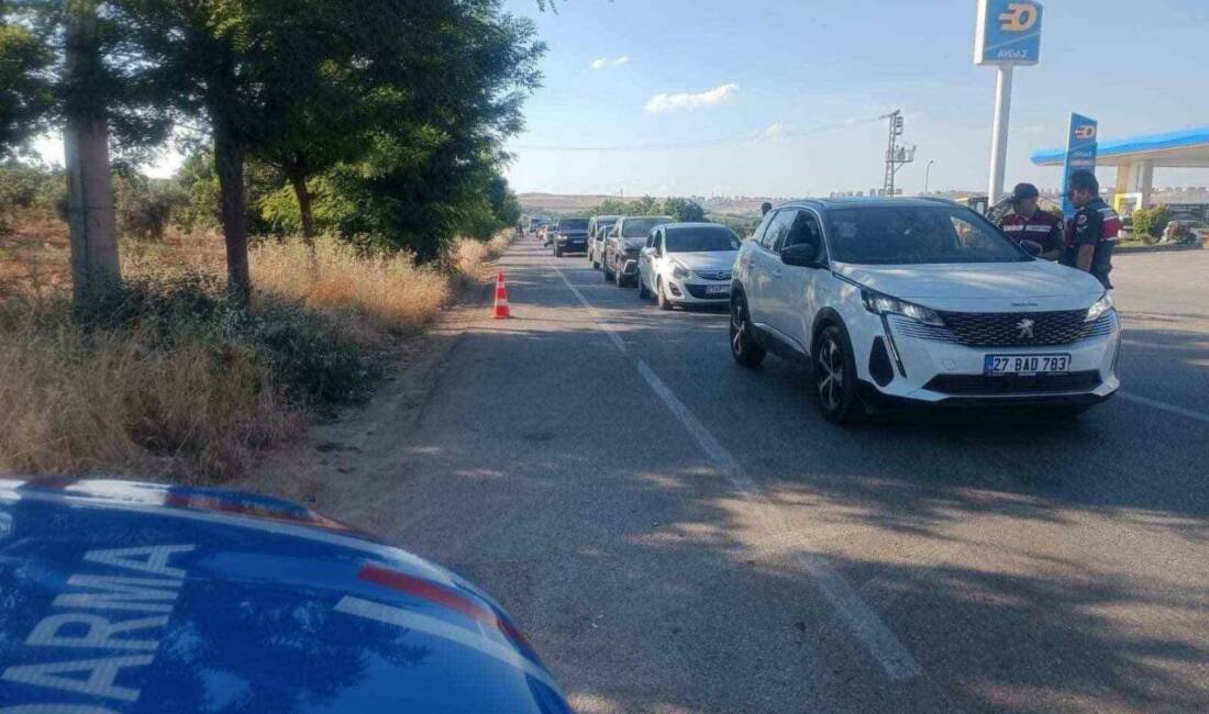 Jandarmanın huzur-güven uygulamasında 43 aranan şahıs yakalandı Gaziantep’te jandarma ekiplerince yapılan huzur-güven uygulamasında 43 aranan şahıs yakalandı.