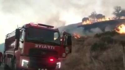 Adıyaman’ın Kahta ilçesinde çıkan anız yangını, bahçe ve evlere yaklaşması