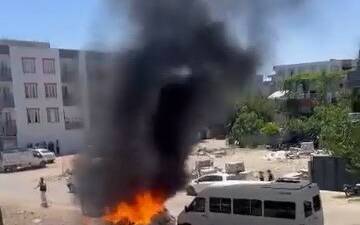 Adıyaman’ın Kahta ilçesinde iş merkezleri önünde çıkan çöp yangını paniğe