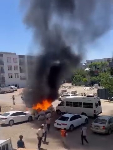 Kahta’da çöp yangını korkuttu Adıyaman’ın Kahta ilçesinde iş merkezleri önünde çıkan çöp yangını paniğe
