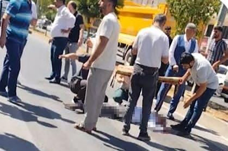 Kamyonun çarptığı yaşlı adam hayatını kaybetti Diyarbakır’ın Silvan ilçesinde yolun karşısına geçmeye çalışırken bir kamyonun çarptığı