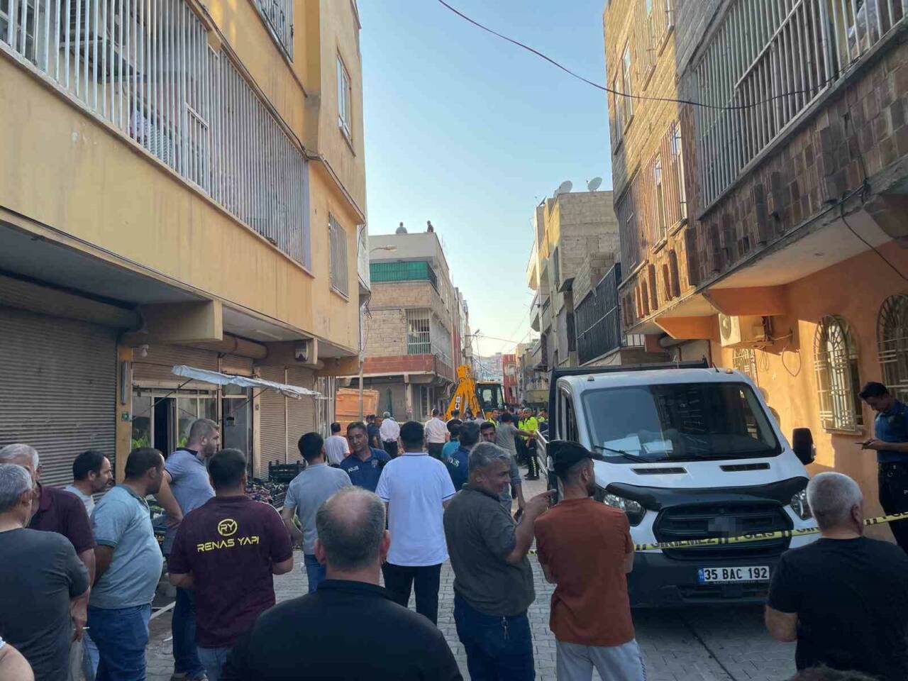 Şanlıurfa’nın Eyyübiye ilçesinde altyapı çalışmaları sırasında freni boşalan bir kamyonun