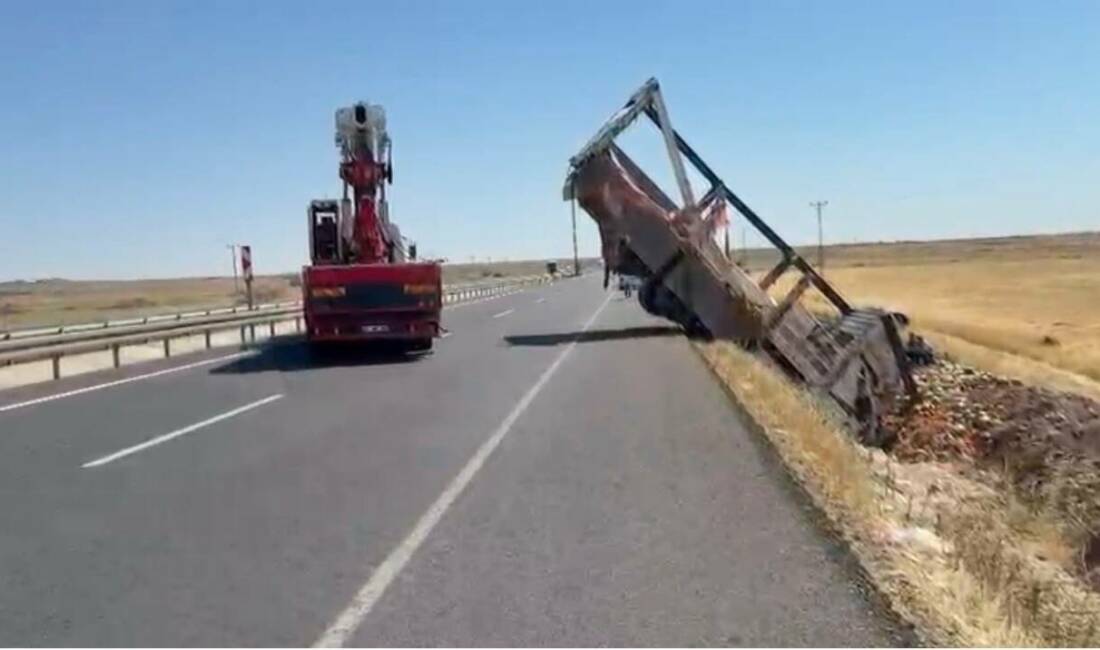 Şanlıurfa’nın Siverek ilçesinde karpuz yüklü kamyonun şarampole devrilmesi sonucu meydana