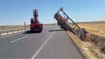 Şanlıurfa’nın Siverek ilçesinde karpuz yüklü kamyonun şarampole devrilmesi sonucu meydana