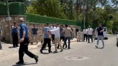 Adıyaman'ın Kahta ilçesinde Hürriyet Polis Merkezi önünde iki grup arasında