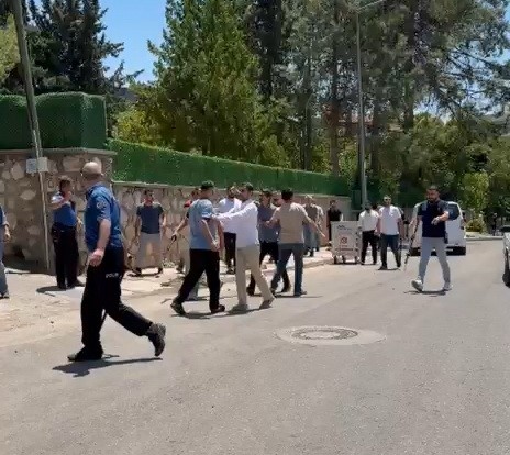 Adıyaman'ın Kahta ilçesinde Hürriyet Polis Merkezi önünde iki grup arasında