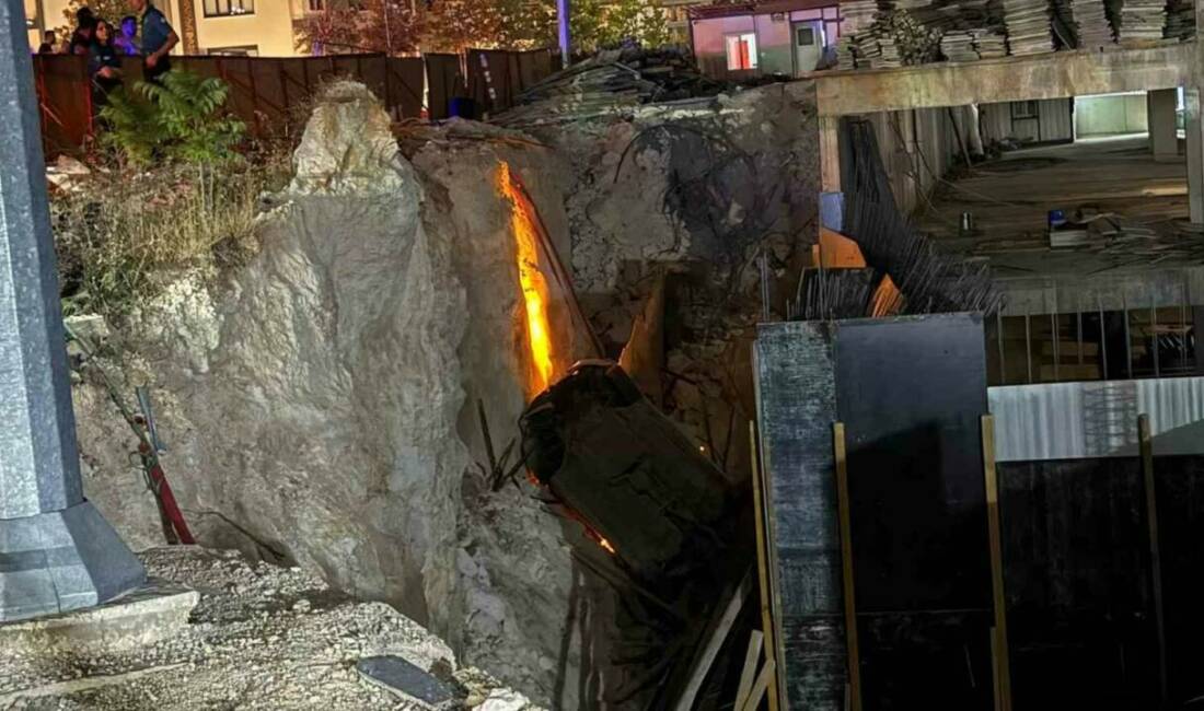 Gaziantep'te meydana gelen kazada, çarpışan iki otomobilden biri inşaat çukuruna
