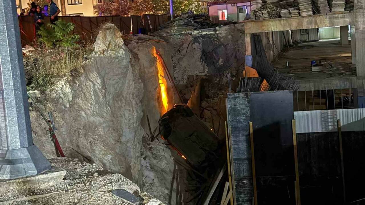 Gaziantep'te meydana gelen kazada, çarpışan iki otomobilden biri inşaat çukuruna