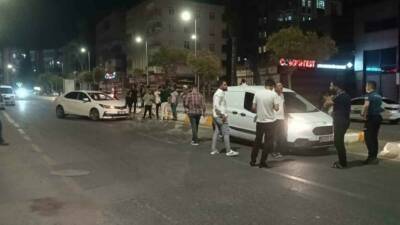 Şanlıurfa’da kaza yapan araçlar, uygulama yapan polis memurunu ezdi. Hastaneye