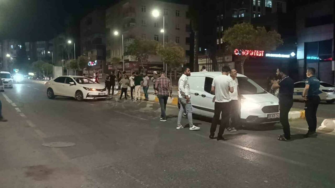 Şanlıurfa’da kaza yapan araçlar, uygulama yapan polis memurunu ezdi. Hastaneye