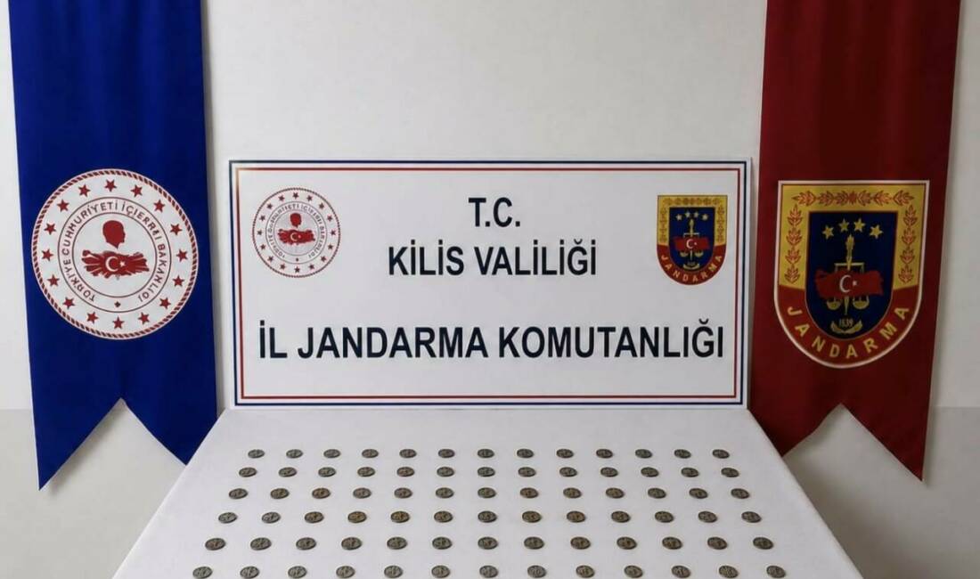 Kilis'te yapılan yol kontrolü sırasında, bir ticari takside yolcuya ait