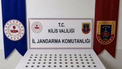 Kilis'te yapılan yol kontrolü sırasında, bir ticari takside yolcuya ait