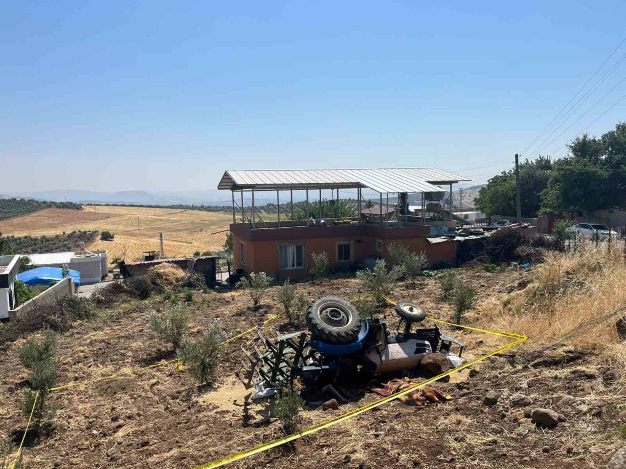 Kilis’te kontrolden çıkarak devrilen traktörün altında kalan 71 yaşındaki sürücü