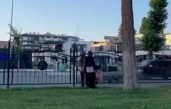 Adıyaman'da yaya geçidi ve üst geçitleri kullanmayarak demir korkulukların üzerinden