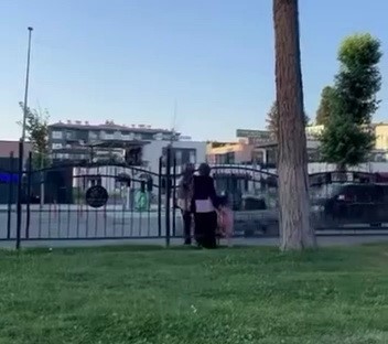 Adıyaman'da yaya geçidi ve üst geçitleri kullanmayarak demir korkulukların üzerinden