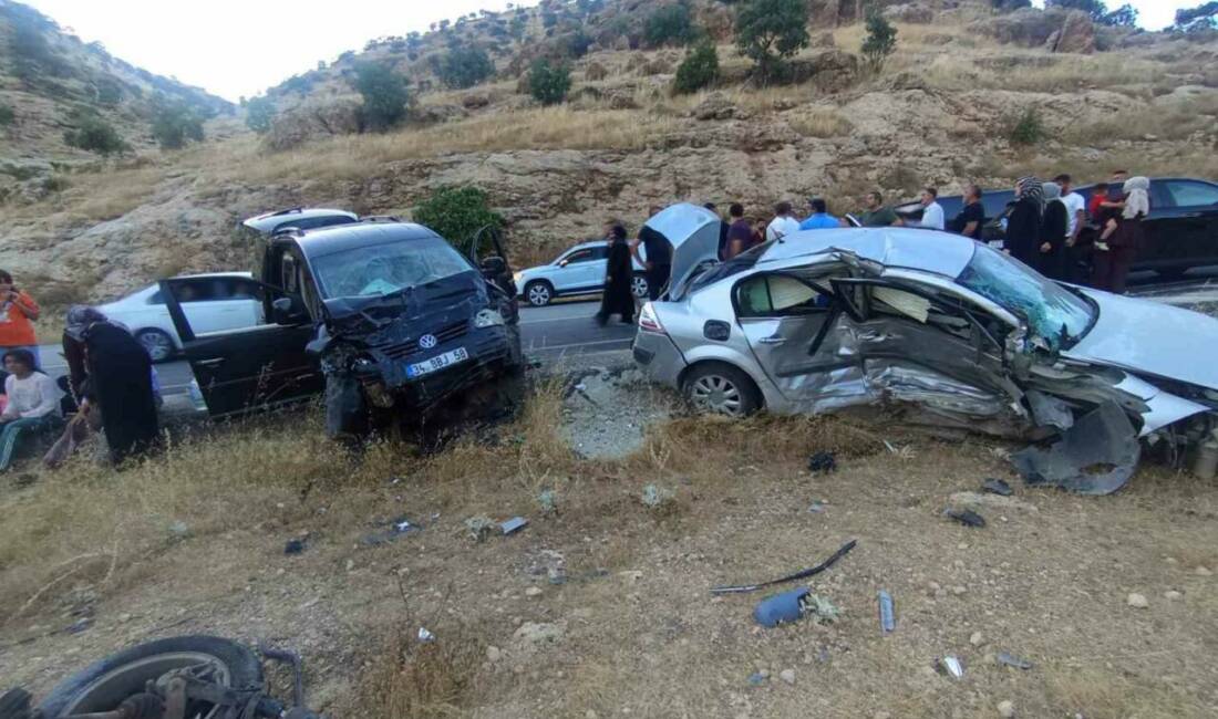 Mardin’de iki otomobil çarpıştı: 9 yaralı Mardin’de iki otomobilin çarpışması sonucu 9 kişi yaralandı.
