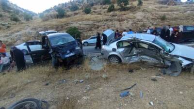 Mardin’de iki otomobilin çarpışması sonucu 9 kişi yaralandı.