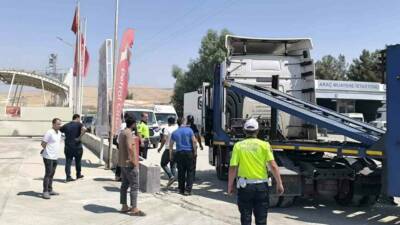 Mardin’in Nusaybin ilçesinde iki tırın çarpışması sonucu meydana gelen trafik