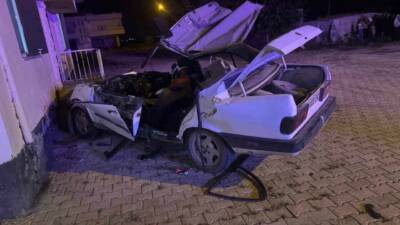 Mardin’in Kızıltepe ilçesinde otomobil ile traktörün çarpışması sonucu 1’i çocuk