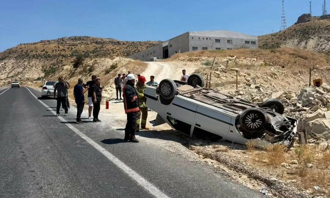 Mardin’in Mazıdağı ilçesinde sürücüsünün direksiyon hakimiyetini kaybettiği otomobil takla attı.