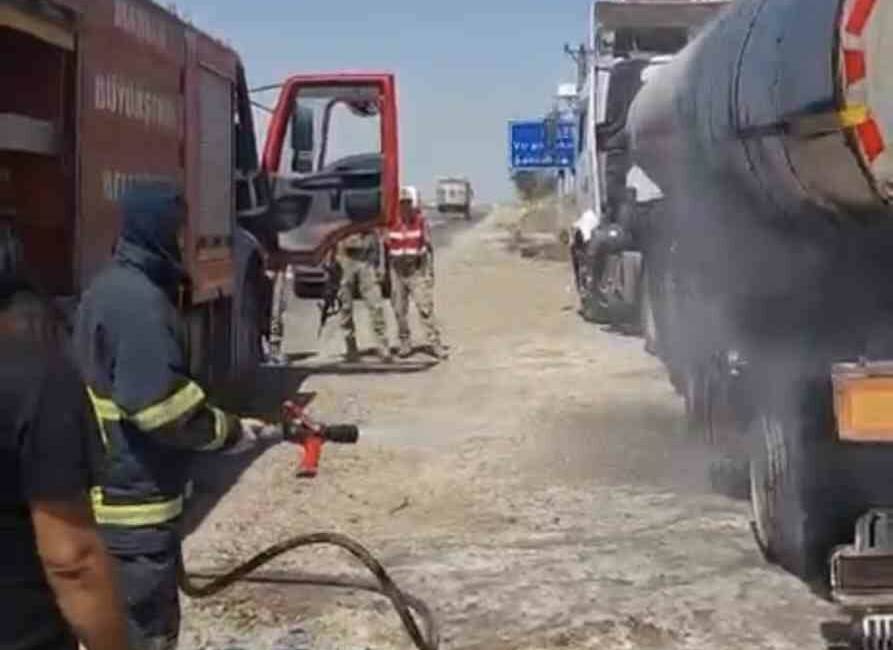 Mardin’in Derik ilçesinde bir tankerde çıkan yangın söndürüldü.