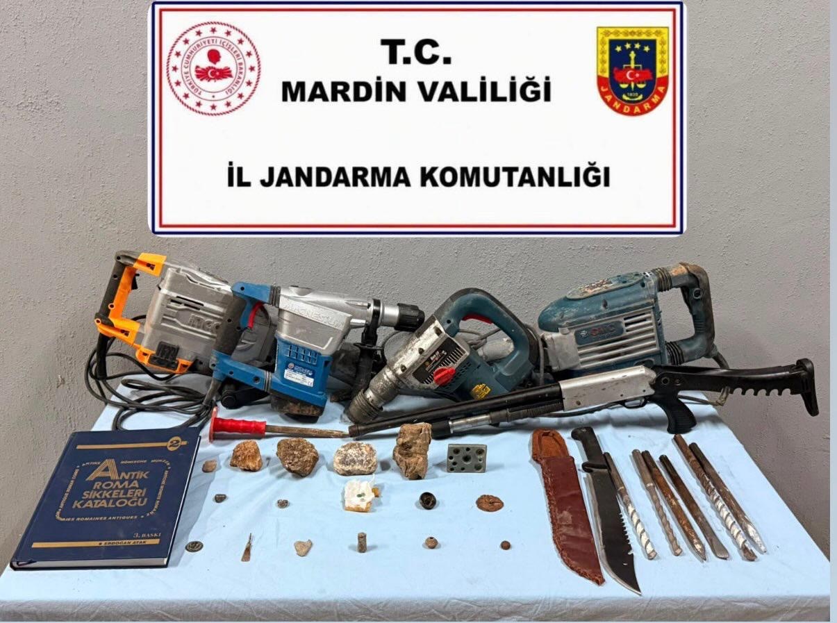Mardin’de jandarma ekiplerince düzenlenen tarihi eser kaçakçılığı ve yasa dışı