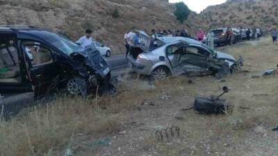 Mardin’in Midyat ilçesinde otomobil ile hafif ticari aracın çarpışması sonucu