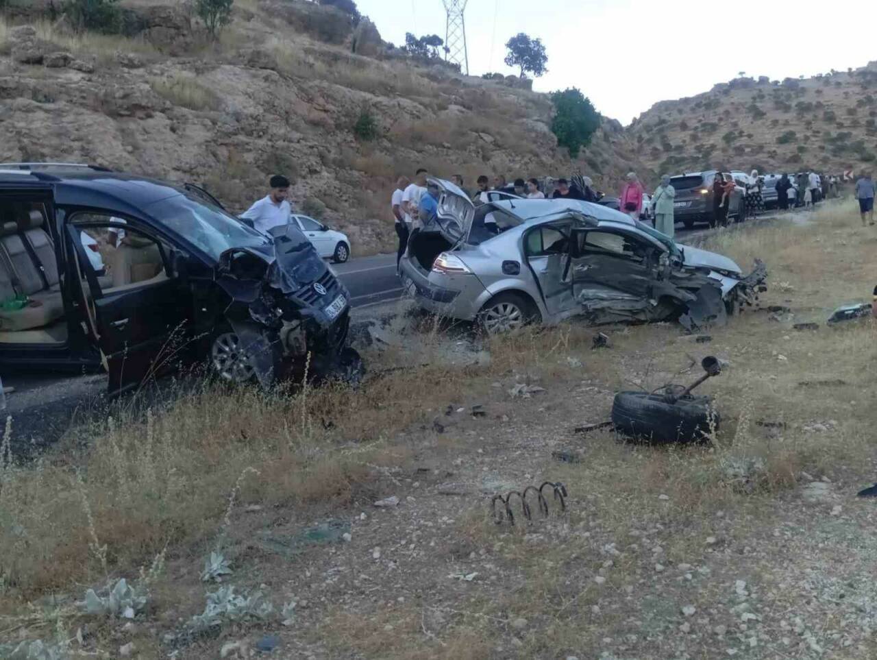 Mardin’in Midyat ilçesinde otomobil ile hafif ticari aracın çarpışması sonucu