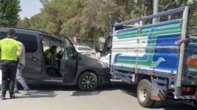 Mardin’in Nusaybin ilçesinde hafif ticari araç ile kamyonetin çarpıştığı kaza