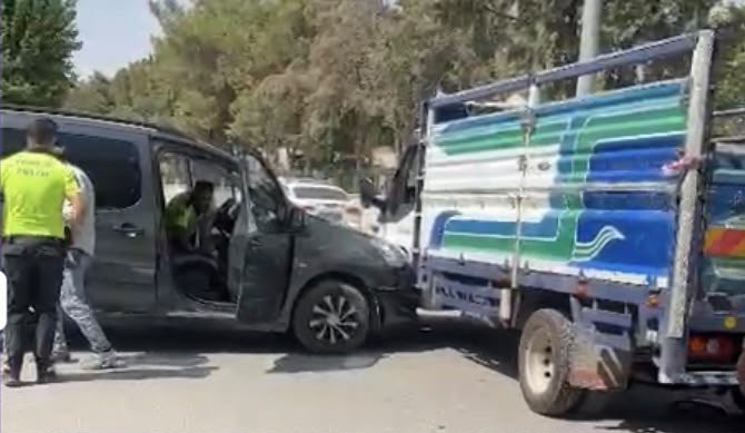 Mardin’in Nusaybin ilçesinde hafif ticari araç ile kamyonetin çarpıştığı kaza