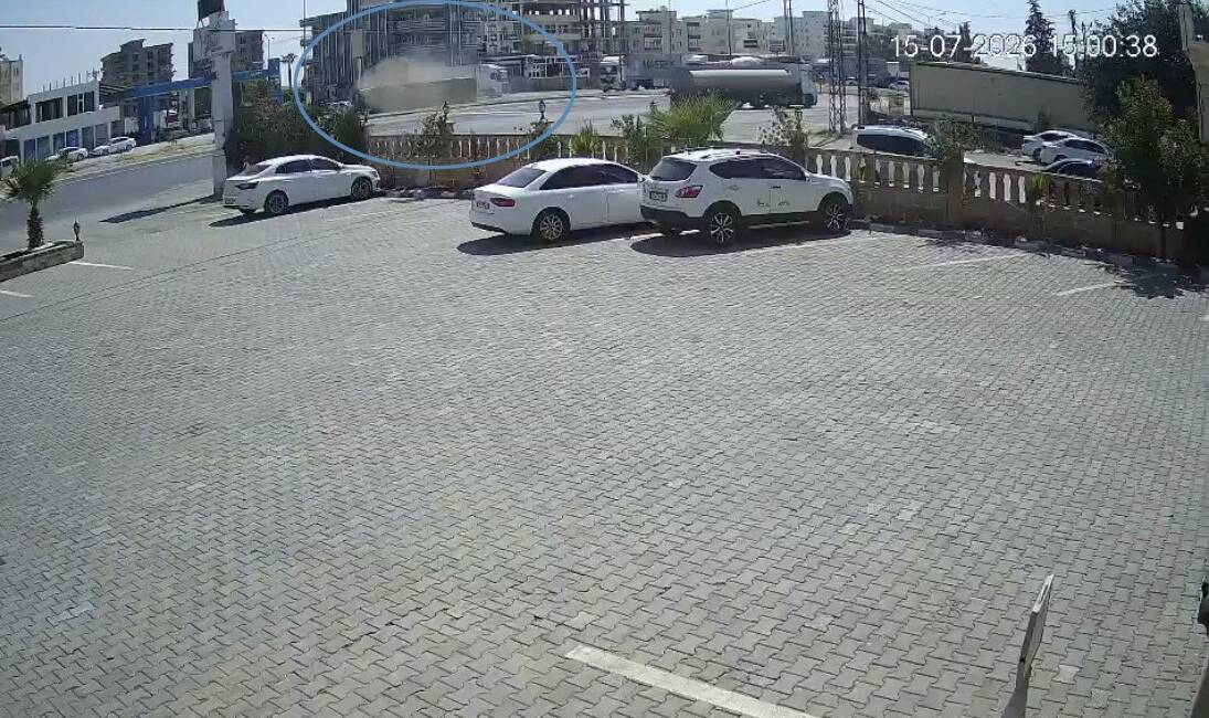 Mardin’deki tır kazası güvenlik kamerasına yansıdı Mardin'in Nusaybin ilçesinde direksiyon hakimiyetini kaybeden tırın devrilmesi sonucu 1