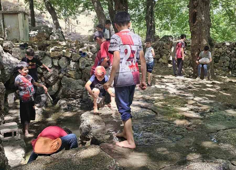 Medrese öğrencileri köy çeşmesi ve piknik alanını kendi imkanlarıyla temizledi Diyarbakır’ın Silvan ilçesinde, görev yapan köy imamı İbrahim Varlık ve