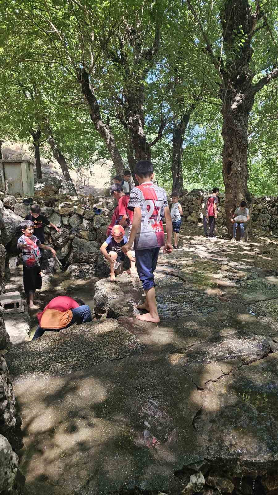 Medrese öğrencileri köy çeşmesi ve piknik alanını kendi imkanlarıyla temizledi