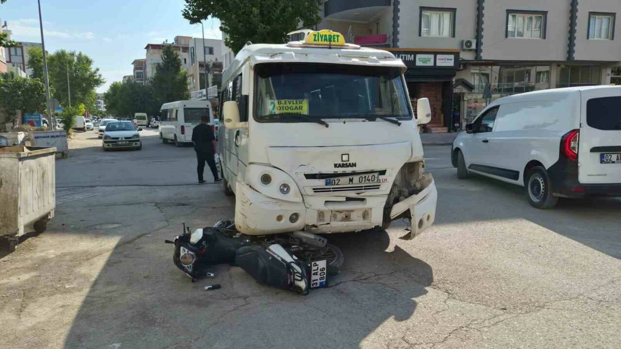 Adıyaman’da şehir içi minibüsü ile motosikletin çarpıştığı trafik kazasında 1