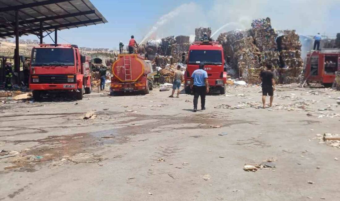 Gaziantep’in Nizip ilçesinde faaliyet gösteren bir kağıt fabrikasında çıkan yangın