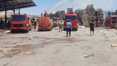 Gaziantep’in Nizip ilçesinde faaliyet gösteren bir kağıt fabrikasında çıkan yangın