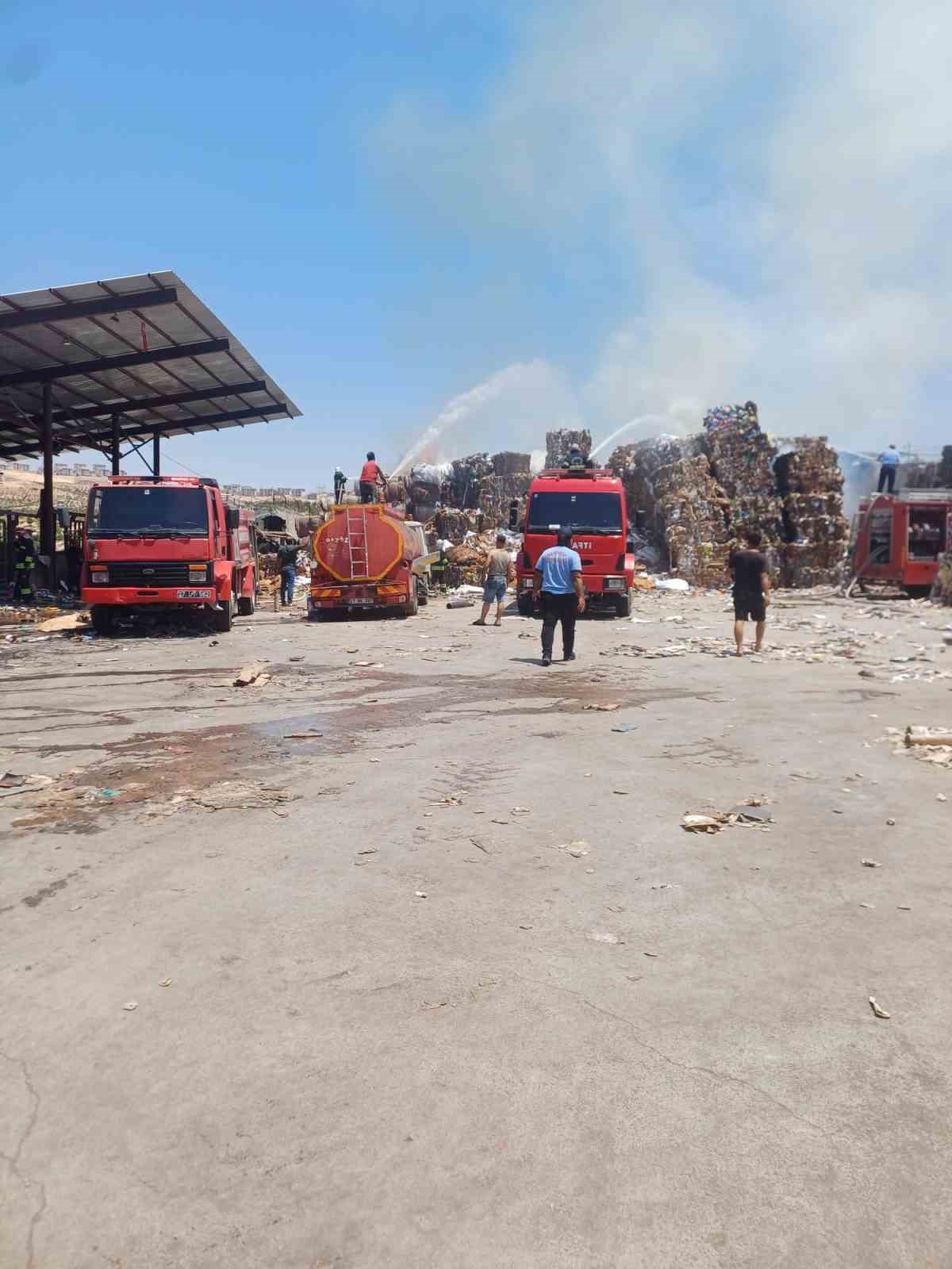 Gaziantep’in Nizip ilçesinde faaliyet gösteren bir kağıt fabrikasında çıkan yangın