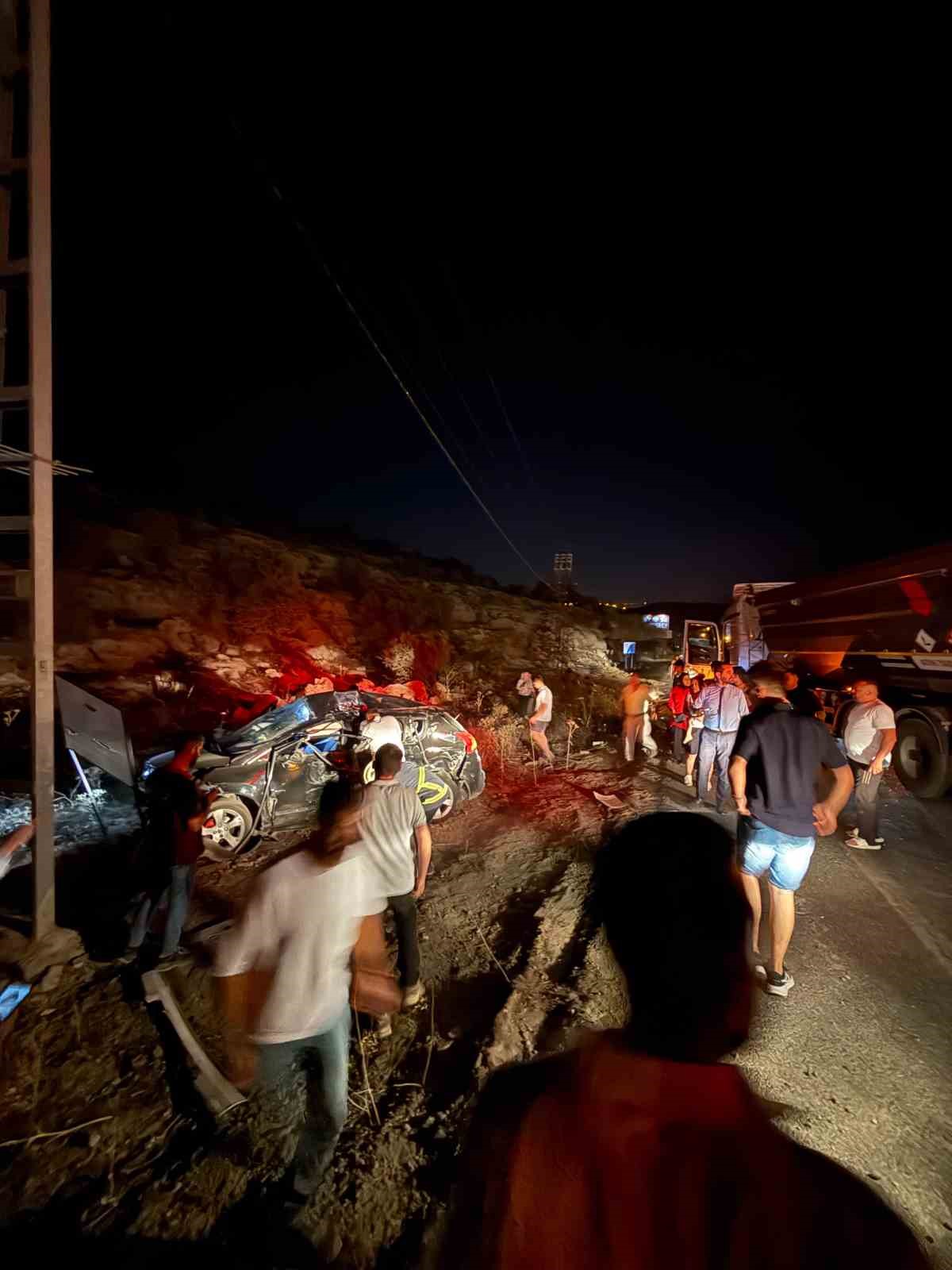 Mardin’de meydana gelen trafik kazasında otomobil ile kamyonetin çarpışması sonucu