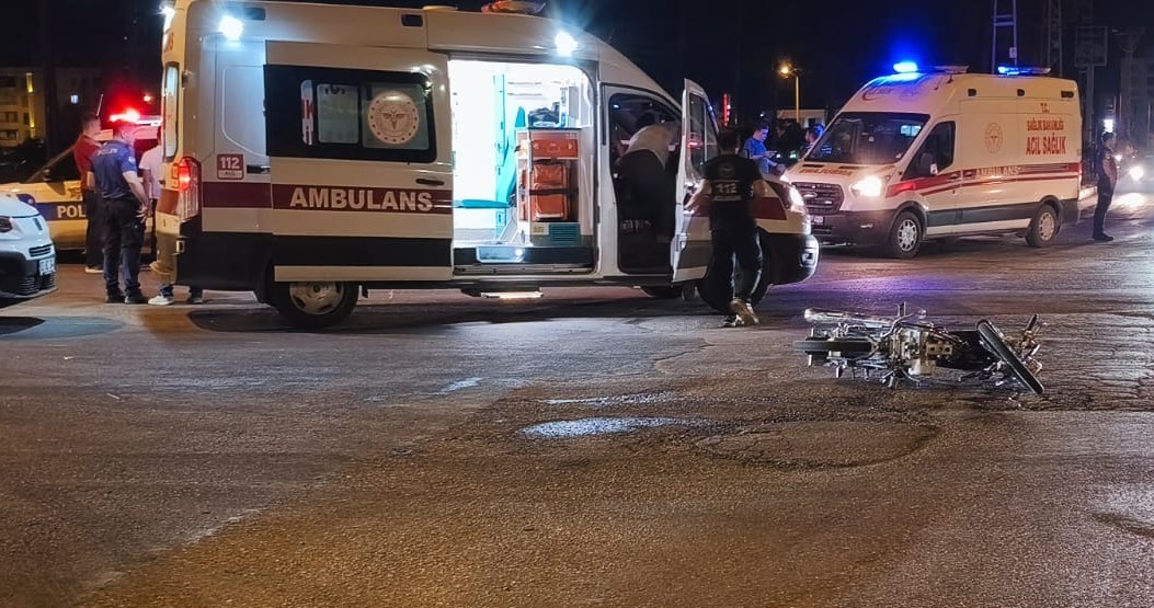 Adıyaman’da otomobil ile motosikletin çarpışması sonucu meydana gelen trafik kazasında