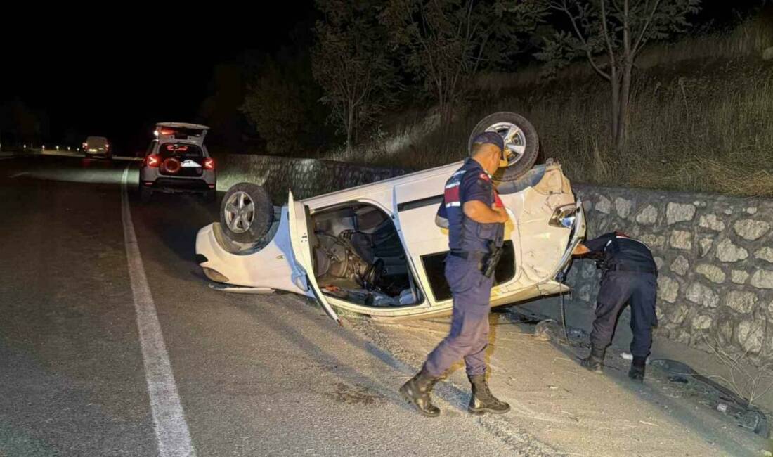 Otomobil İstinat duvarına çarparak takla attı: 2 yaralı Adıyaman’da otomobilin istinat duvarına çarparak takla atması sonucu 2 kişi