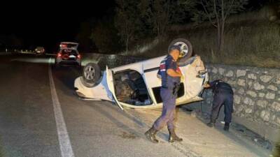 Adıyaman’da otomobilin istinat duvarına çarparak takla atması sonucu 2 kişi