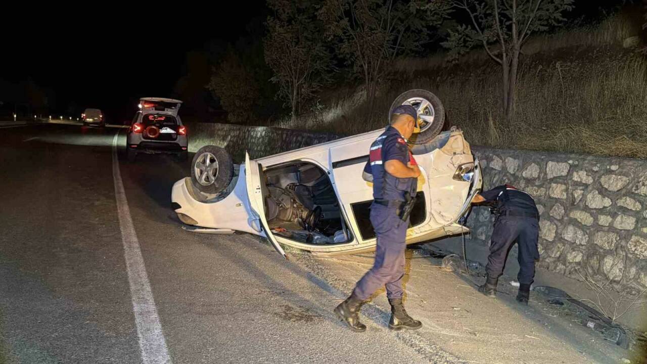 Adıyaman’da otomobilin istinat duvarına çarparak takla atması sonucu 2 kişi